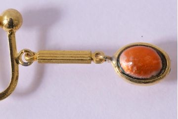 ビンテージアクセサリー　日本製　オレンジカラーがアクセントのゆらゆらイヤリング(R-042928)