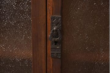 和製アンティーク　大正昭和初期　タモ材　栓材　上手物　ダイヤガラスがレトロな面持ちの本箱(ブックケース、戸棚、収納棚、飾り棚)(R-042931)