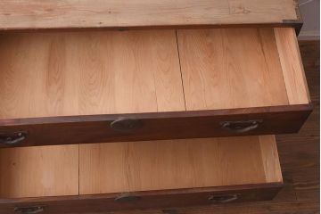 アンティーク家具　前面ケヤキ材　引き出し3杯　漆塗り　木瓜引き手　レトロや和モダンスタイルにおすすめな衣装箪笥(ローチェスト、ローボード)(R-042934)