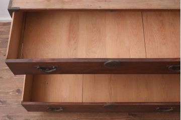 アンティーク家具　前面ケヤキ材　引き出し3杯　漆塗り　木瓜引き手　レトロや和モダンスタイルにおすすめな衣装箪笥(ローチェスト、ローボード)(R-042934)