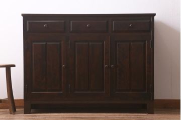 中古　リメイク　北海道民芸家具　モダンなデザインで使いやすい脚付きサイドボード(収納棚、戸棚)(R-042935)