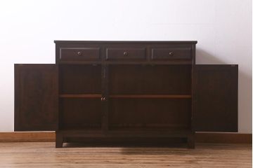 中古　リメイク　北海道民芸家具　モダンなデザインで使いやすい脚付きサイドボード(収納棚、戸棚)(R-042935)