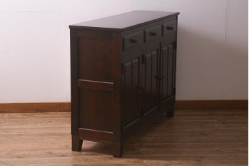 中古　リメイク　北海道民芸家具　モダンなデザインで使いやすい脚付きサイドボード(収納棚、戸棚)(R-042935)