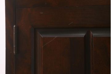 中古　リメイク　北海道民芸家具　モダンなデザインで使いやすい脚付きサイドボード(収納棚、戸棚)(R-042935)