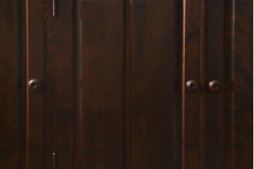 中古　リメイク　北海道民芸家具　モダンなデザインで使いやすい脚付きサイドボード(収納棚、戸棚)(R-042935)