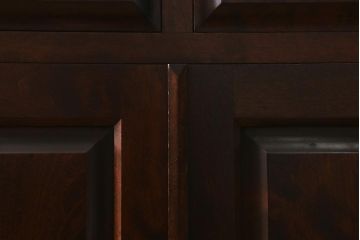 中古　リメイク　北海道民芸家具　モダンなデザインで使いやすい脚付きサイドボード(収納棚、戸棚)(R-042935)