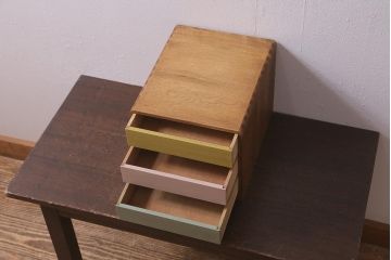 レトロ家具　ペイント　ナラ材　3色のカラーがかわいい小引き出し(卓上収納、小物収納)(R-042937)