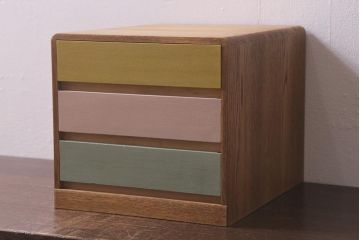 レトロ家具　ペイント　ナラ材　3色のカラーがかわいい小引き出し(卓上収納、小物収納)(R-042937)