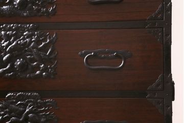 アンティーク家具　明治期　五丁引き　総桐材　上手金具　縁起物の打ち出し金具が目を引く庄内箪笥(時代箪笥、衣装箪笥、チェスト、引き出し、桐箪笥、桐たんす)(R-042938)