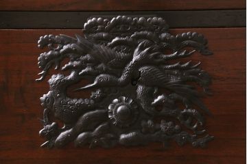 アンティーク家具　明治期　五丁引き　総桐材　上手金具　縁起物の打ち出し金具が目を引く庄内箪笥(時代箪笥、衣装箪笥、チェスト、引き出し、桐箪笥、桐たんす)(R-042938)