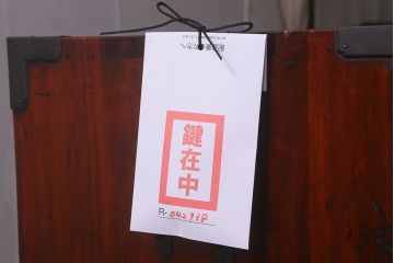 アンティーク家具　明治期　五丁引き　総桐材　上手金具　縁起物の打ち出し金具が目を引く庄内箪笥(時代箪笥、衣装箪笥、チェスト、引き出し、桐箪笥、桐たんす)(R-042938)