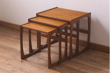 ヴィンテージ家具　北欧ビンテージ　G-PLAN(ジープラン)　チーク材　温かみのある木味が魅力のネストテーブル(サイドテーブル)(R-042939)