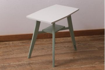 ペイント家具　レトロ家具　ナチュラルな色合いが魅力のサイドテーブル(カフェテーブル、飾り台)(R-042941)