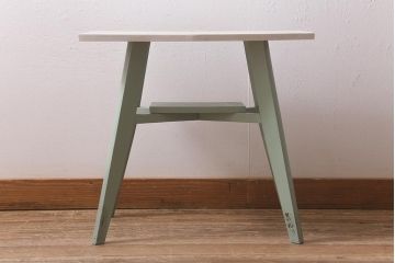 ペイント家具　レトロ家具　ナチュラルな色合いが魅力のサイドテーブル(カフェテーブル、飾り台)(R-042941)
