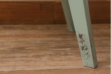 ペイント家具　レトロ家具　ナチュラルな色合いが魅力のサイドテーブル(カフェテーブル、飾り台)(R-042941)