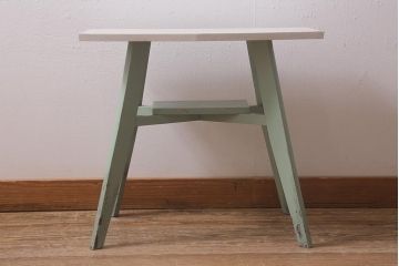 ペイント家具　レトロ家具　ナチュラルな色合いが魅力のサイドテーブル(カフェテーブル、飾り台)(R-042941)
