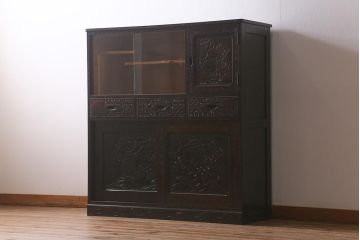 中古　軽井沢彫り　桜の意匠が随所に散りばめられた美しいキャビネット(飾り棚、茶棚、収納棚、戸棚)(R-042945)