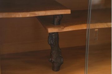 中古　軽井沢彫り　桜の意匠が随所に散りばめられた美しいキャビネット(飾り棚、茶棚、収納棚、戸棚)(R-042945)