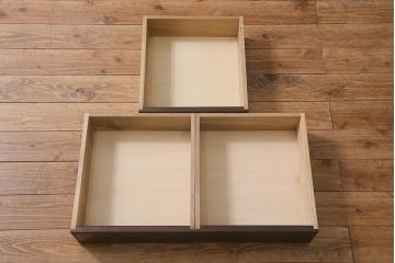 中古　軽井沢彫り　桜の意匠が随所に散りばめられた美しいキャビネット(飾り棚、茶棚、収納棚、戸棚)(R-042945)