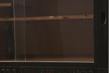 中古　軽井沢彫り　桜の意匠が随所に散りばめられた美しいキャビネット(飾り棚、茶棚、収納棚、戸棚)(R-042945)