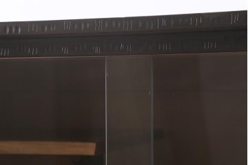 中古　軽井沢彫り　桜の意匠が随所に散りばめられた美しいキャビネット(飾り棚、茶棚、収納棚、戸棚)(R-042945)