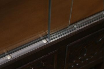 中古　軽井沢彫り　桜の意匠が随所に散りばめられた美しいキャビネット(飾り棚、茶棚、収納棚、戸棚)(R-042945)