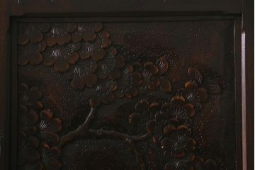 中古　軽井沢彫り　桜の意匠が随所に散りばめられた美しいキャビネット(飾り棚、茶棚、収納棚、戸棚)(R-042945)