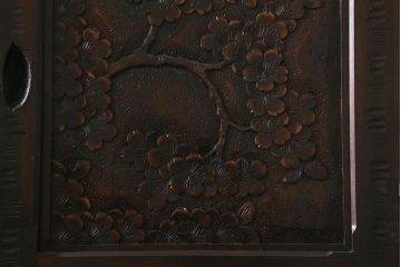 中古　軽井沢彫り　桜の意匠が随所に散りばめられた美しいキャビネット(飾り棚、茶棚、収納棚、戸棚)(R-042945)