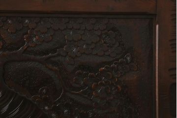 中古　軽井沢彫り　桜の意匠が随所に散りばめられた美しいキャビネット(飾り棚、茶棚、収納棚、戸棚)(R-042945)