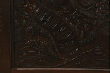 中古　軽井沢彫り　桜の意匠が随所に散りばめられた美しいキャビネット(飾り棚、茶棚、収納棚、戸棚)(R-042945)