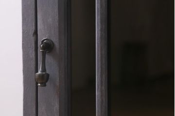アンティーク家具　和製アンティーク　ダークグレーペイントがおしゃれな引き出し付きサイドキャビネット(収納棚、飾り棚、ガラス戸棚)(R-042955)