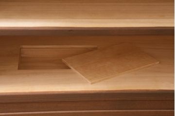 中古　伝統工芸品　頓所芳男　衣装盆付き　牡丹の前飾りが素敵な重ね加茂総桐箪笥(総桐たんす、和タンス、衣装箪笥、着物箪笥)(定価約120万円)(R-042959)