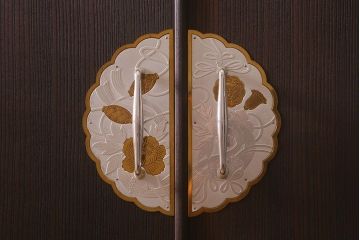 中古　伝統工芸品　頓所芳男　衣装盆付き　牡丹の前飾りが素敵な重ね加茂総桐箪笥(総桐たんす、和タンス、衣装箪笥、着物箪笥)(定価約120万円)(R-042959)