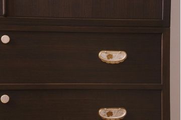 中古　伝統工芸品　頓所芳男　衣装盆付き　牡丹の前飾りが素敵な重ね加茂総桐箪笥(総桐たんす、和タンス、衣装箪笥、着物箪笥)(定価約120万円)(R-042959)