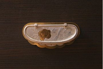 中古　伝統工芸品　頓所芳男　衣装盆付き　牡丹の前飾りが素敵な重ね加茂総桐箪笥(総桐たんす、和タンス、衣装箪笥、着物箪笥)(定価約120万円)(R-042959)