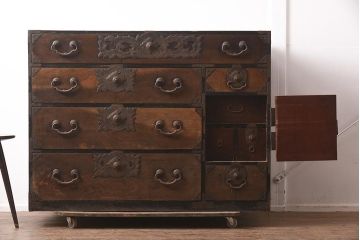 アンティーク家具　明治期　前面欅(ケヤキ)材　堂々とした金具が魅力の仙台箪笥(時代箪笥、衣装箪笥)(R-042961)