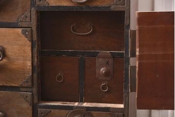 アンティーク家具　明治期　前面欅(ケヤキ)材　堂々とした金具が魅力の仙台箪笥(時代箪笥、衣装箪笥)(R-042961)