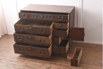 アンティーク家具　明治期　前面欅(ケヤキ)材　堂々とした金具が魅力の仙台箪笥(時代箪笥、衣装箪笥)(R-042961)
