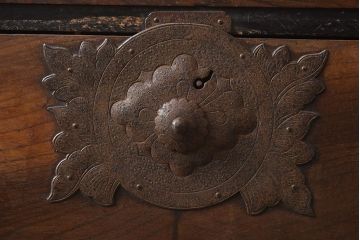 アンティーク家具　明治期　前面欅(ケヤキ)材　堂々とした金具が魅力の仙台箪笥(時代箪笥、衣装箪笥)(R-042961)