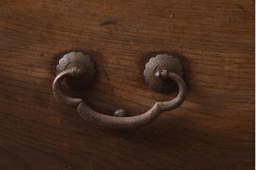 アンティーク家具　明治期　前面欅(ケヤキ)材　堂々とした金具が魅力の仙台箪笥(時代箪笥、衣装箪笥)(R-042961)