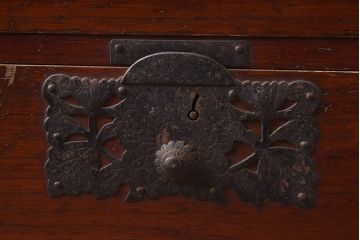 アンティーク家具　明治期　総桐材　漆塗りの箪笥ローボード(ローチェスト、衣装箪笥、時代箪笥、桐箪笥、桐たんす)(R-042963)