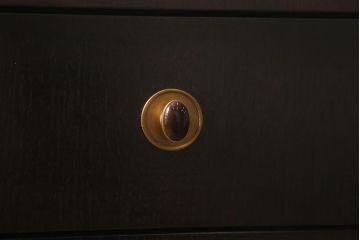 在庫未使用品　IDC大塚家具　ヘンレドン(HENREDON)　Barbara Barry　B8003-06　WN　ナイトテーブル(チェスト)(定価約75万円)(R-042975)