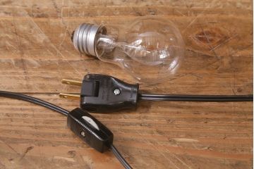 アンティーク照明　和製アンティーク　シェードのデザインがおしゃれなスタンドライト(テーブルランプ、デスクスタンド)(R-042977)