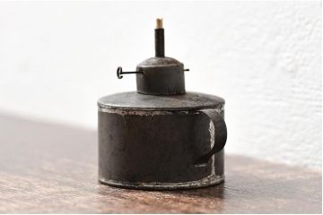 アンティーク雑貨　ジャンクな風合いがおしゃれなアイアン製のオイルランプ(灯油ランプ)(R-042979)