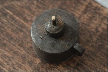 アンティーク雑貨　ジャンクな風合いがおしゃれなアイアン製のオイルランプ(灯油ランプ)(R-042979)