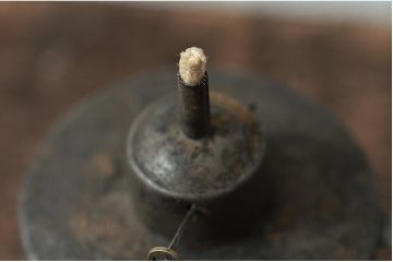 アンティーク雑貨　ジャンクな風合いがおしゃれなアイアン製のオイルランプ(灯油ランプ)(R-042979)