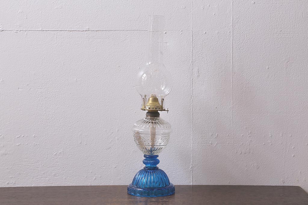 アンティーク雑貨　ブルーのガラスとエンボスがおしゃれなオイルランプ(灯油ランプ)(R-042980)