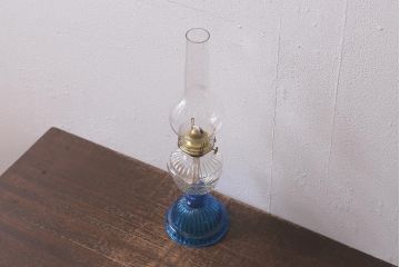 アンティーク雑貨　ブルーのガラスとエンボスがおしゃれなオイルランプ(灯油ランプ)(R-042980)