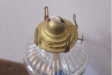 アンティーク雑貨　ブルーのガラスとエンボスがおしゃれなオイルランプ(灯油ランプ)(R-042980)