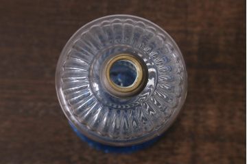 アンティーク雑貨　ブルーのガラスとエンボスがおしゃれなオイルランプ(灯油ランプ)(R-042980)